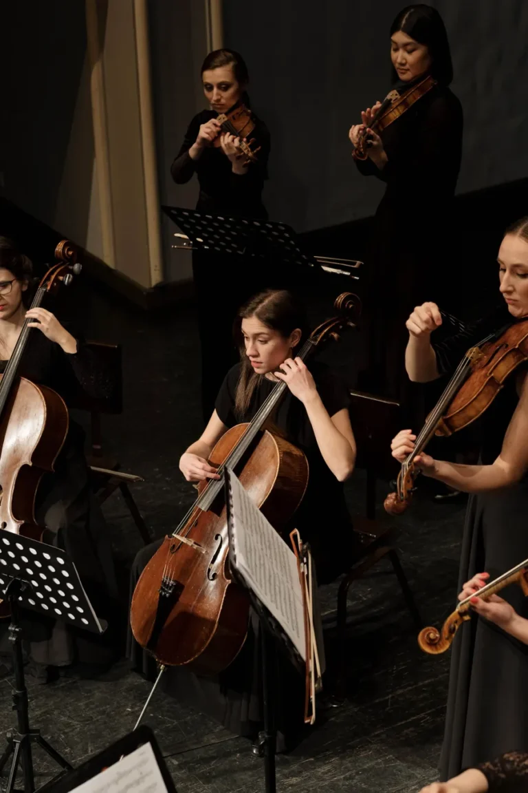 Celliste speelt tijdens een klassiek concert