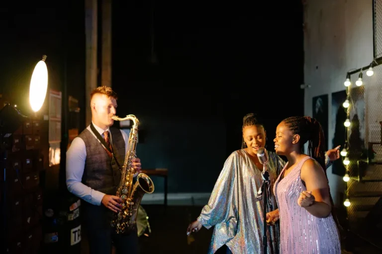 Jazzzangeres zingt samen met een saxofonist