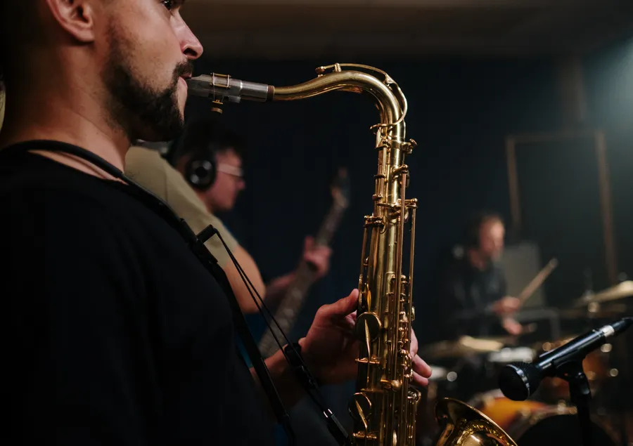 Saxofonist speelt op een goudkleurige saxofoon