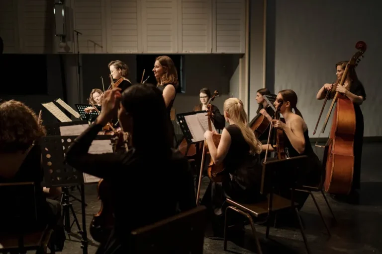Strijkkwartet poseert met viool, altviool en cello