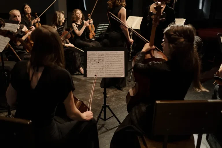 Muzikaal ensemble met strijkers speelt van bladmuziek