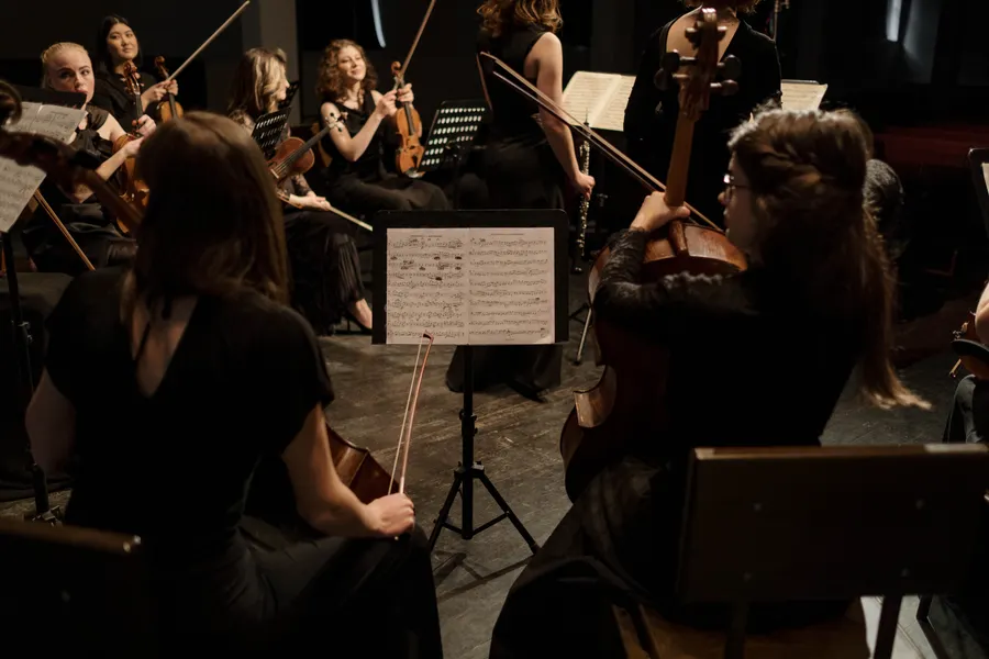 Muzikaal ensemble met strijkers speelt van bladmuziek
