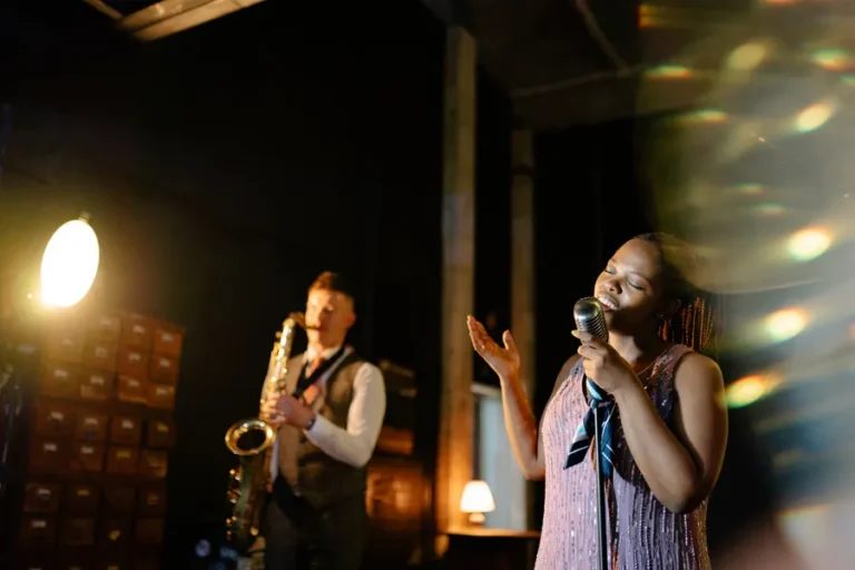 Zangeres en saxofonist treden op tijdens een sfeervol jazzoptreden