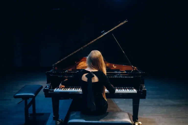Pianiste speelt klassieke muziek op een zwarte vleugel