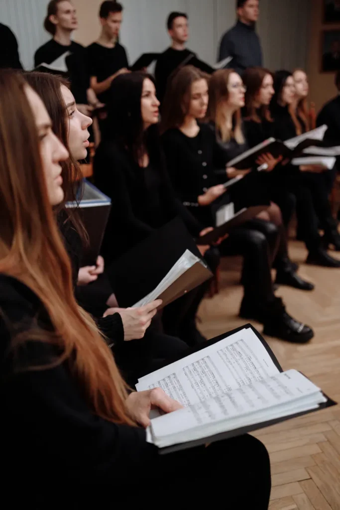 Koor zingt met muziekmappen in de hand